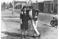 jorge_mama_frente_casa
